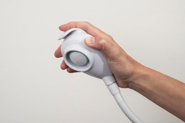 Croydex Freeway Plus Spray - Flexible Tap Shower Attachment for Bath Taps, Controllable Shampoo Spray, 1m Shower Hose for Bath Taps, Compatible with Most Round or Oval Basin Taps, White