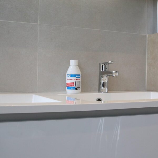 HG Shower Screen Protector, Shower Screen Cleaner & Tile Protector for Walls & Bathroom Furniture, Limescale Remover & Glass Cleaner Shield, Bath Screen Protector - 250ml