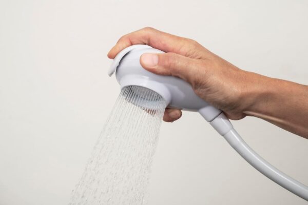 Croydex Freeway Plus Spray - Flexible Tap Shower Attachment for Bath Taps, Controllable Shampoo Spray, 1m Shower Hose for Bath Taps, Compatible with Most Round or Oval Basin Taps, White