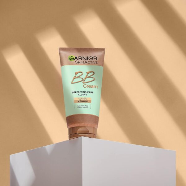 Garnier SkinActive Classic Perfecting All-in-1 BB Cream, Shade Classic Light, Tinted Moisturiser SPF 15, Brightens and Evens Skin, With Hyaluronic Acid Aloe & Mineral Pigments, 50 ml